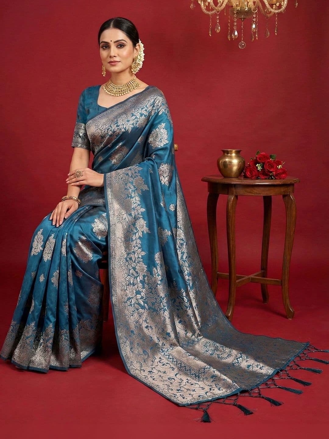 Mitera Woven Design Zari Silk Blend Banarasi Saree thumbnail 4