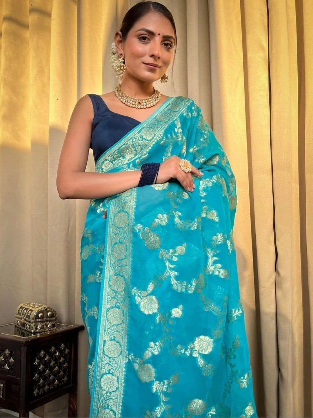 Milvia Woven Design Zari Silk Blend Designer Kanjeevaram Saree thumbnail 4