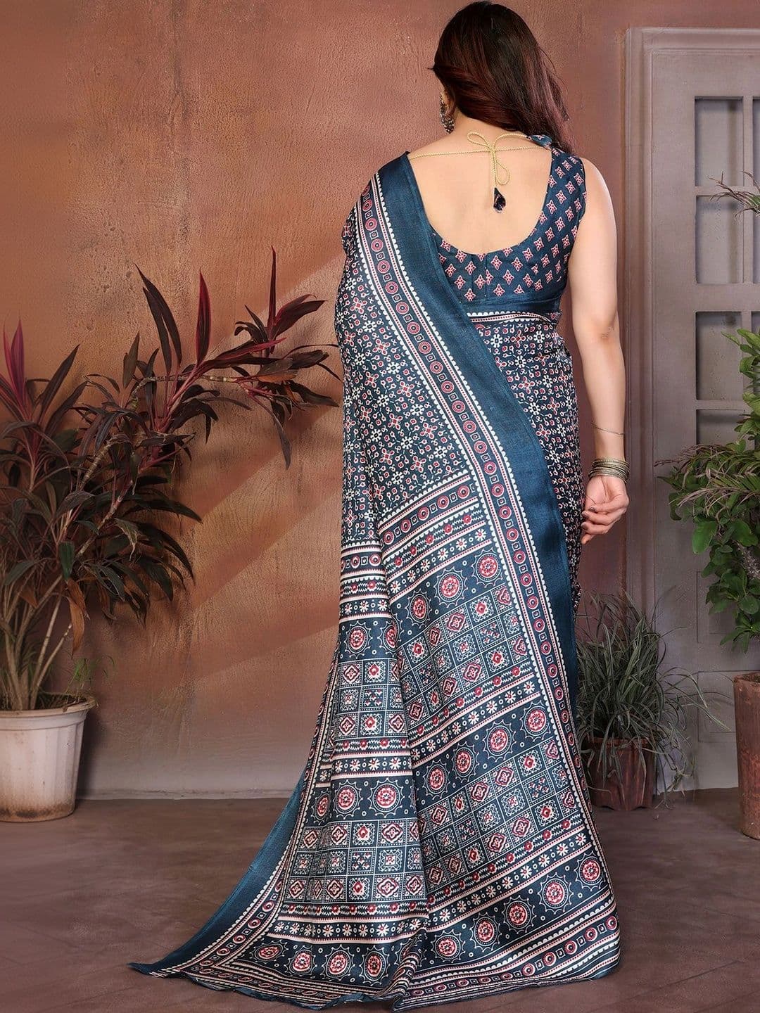 Lookmark Art Silk Saree thumbnail 2