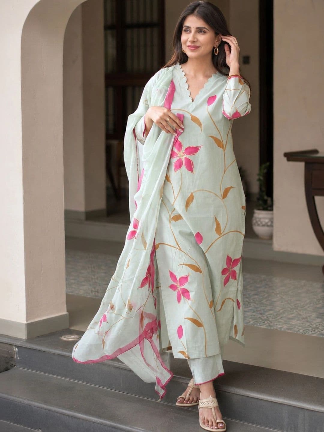Aaghnya Women Floral Printed Regular Kurta with Trousers & With Dupatta thumbnail 5