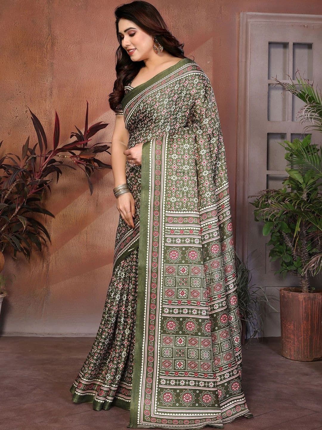 Lookmark Floral Art Silk Saree thumbnail 5
