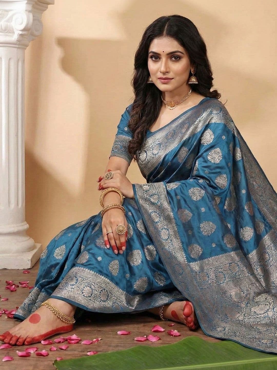 Mitera Woven Design Zari Silk Blend Banarasi Saree thumbnail 3