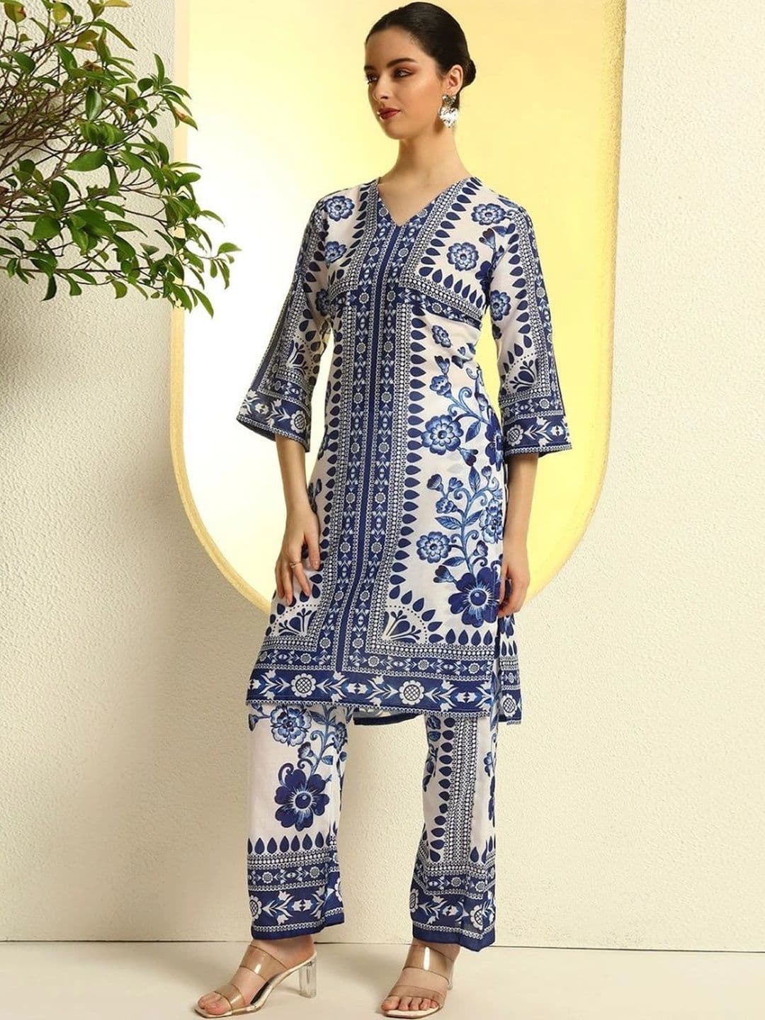DAARI Women Floral Printed Regular Pure Cotton Kurta with Trousers - view 1
