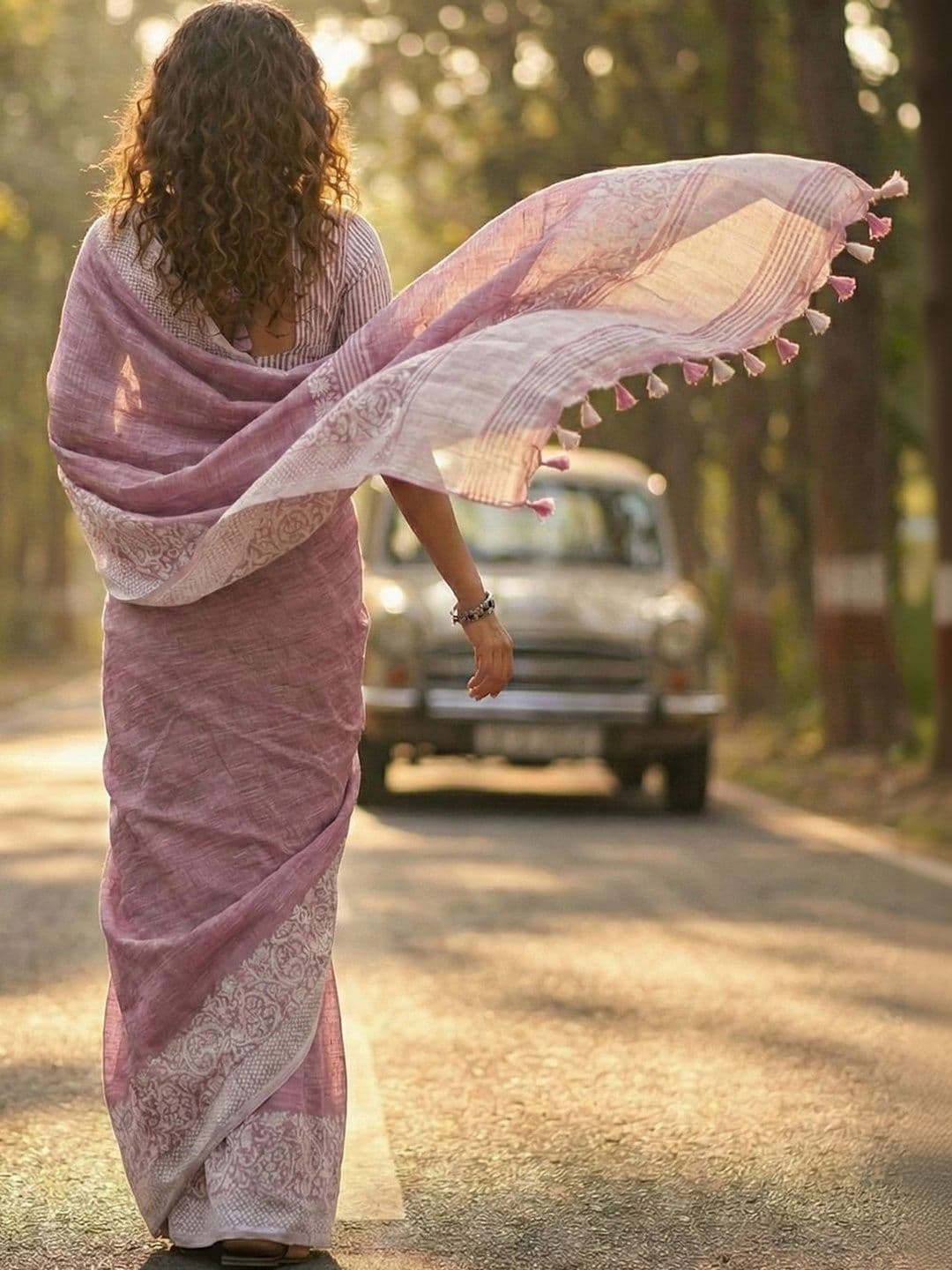 Mitera Woven Design Linen Blend Saree thumbnail 2