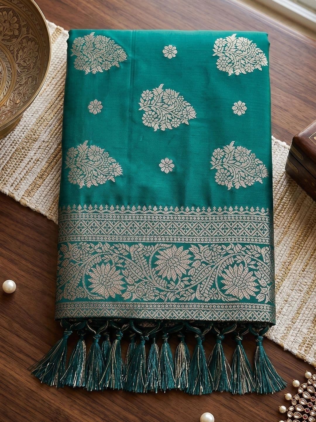 Mitera Woven Design Zari Silk Blend Banarasi Saree thumbnail 3