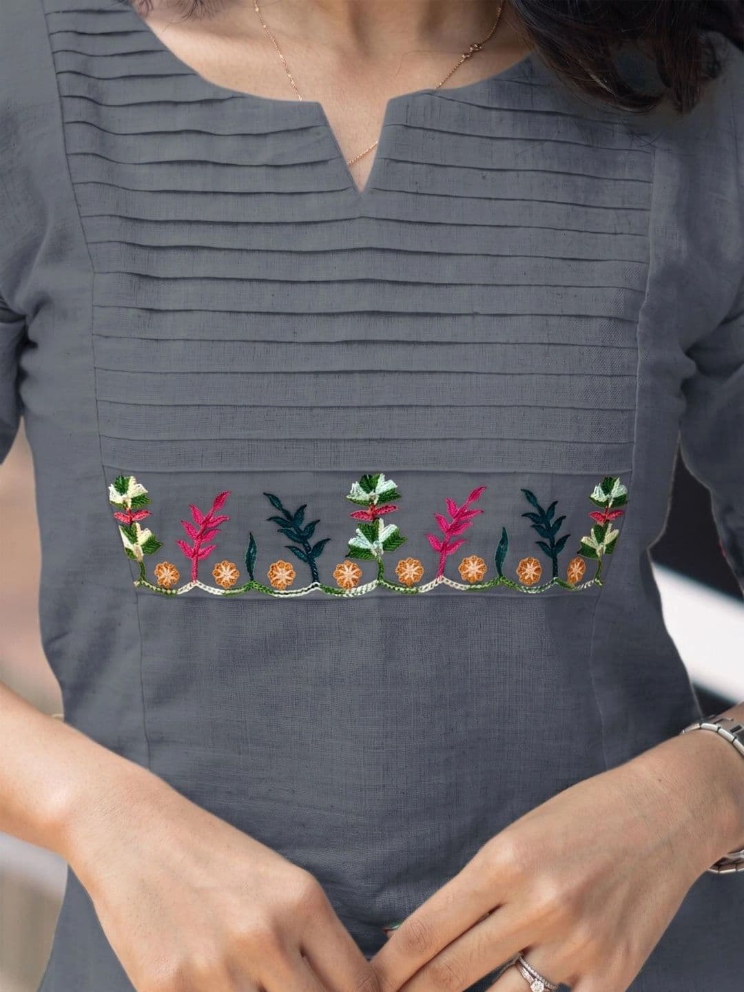 ZestLeaf Women Embellished Thread Work Kurta thumbnail 2