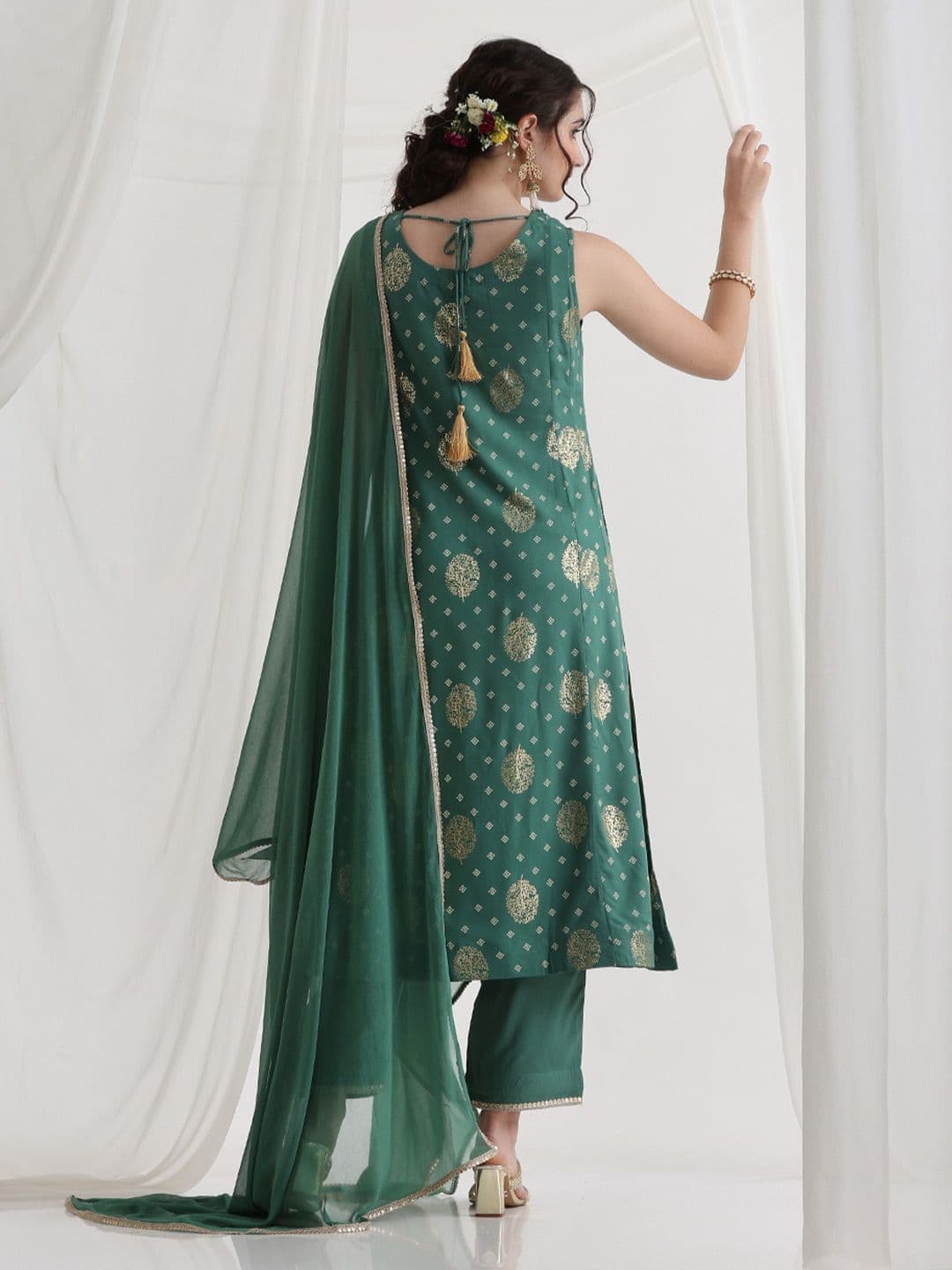 Khushal K Floral Foil Printed Sweetheart Neck Kurta With Trousers & Dupatta thumbnail 7