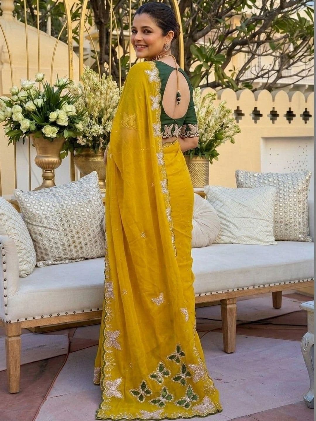 Sangria Women Ethnic Motifs Embroidered Pure Georgette Saree thumbnail 4