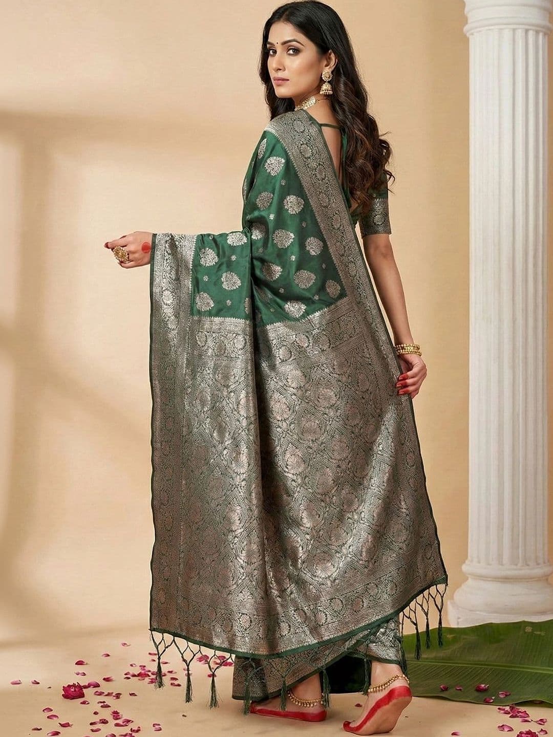 Mitera Floral Zari Silk Blend Banarasi Saree thumbnail 3