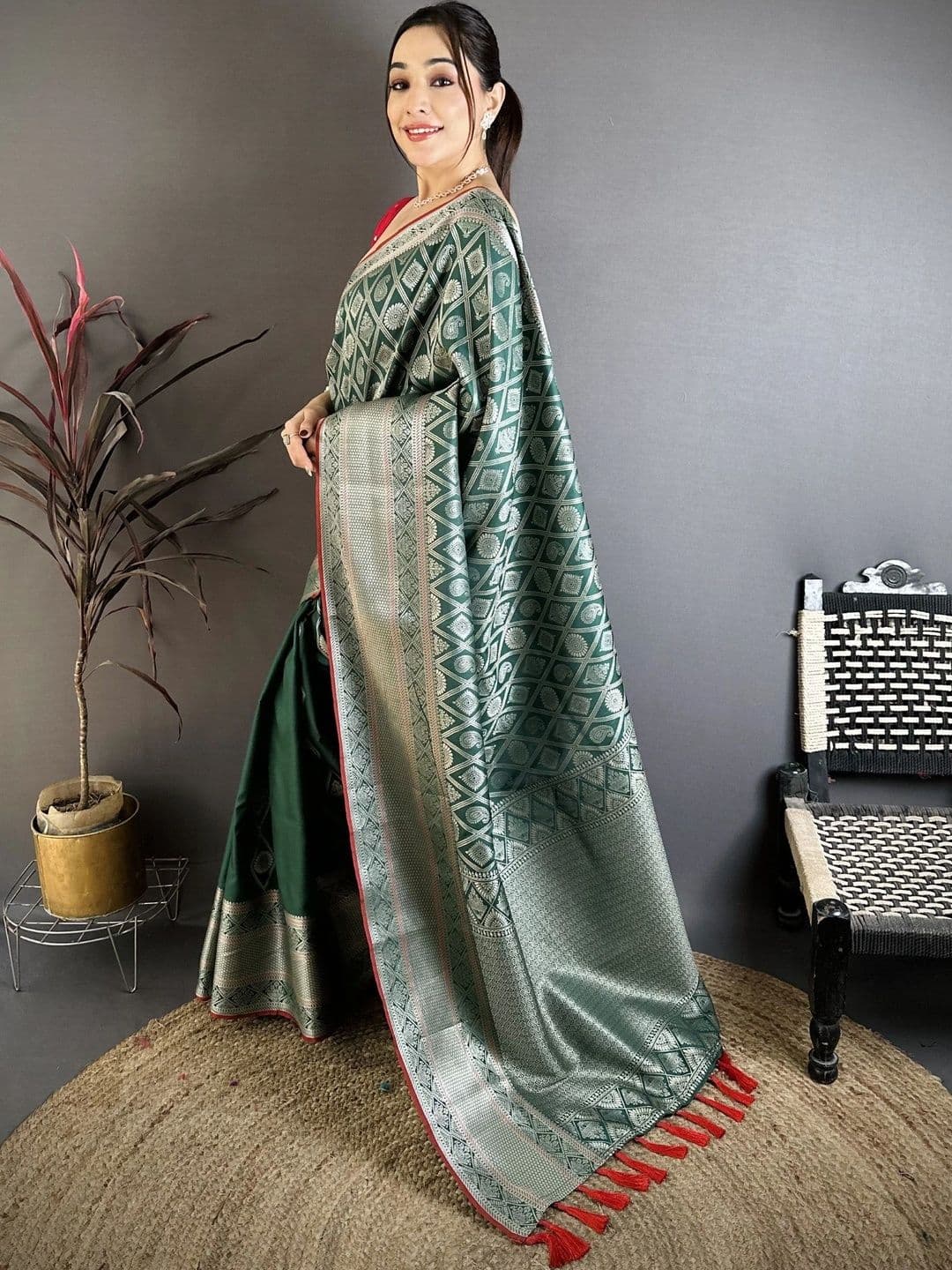 Moda Rapido Woven Design Zari Silk Blend Designer Banarasi Saree thumbnail 4
