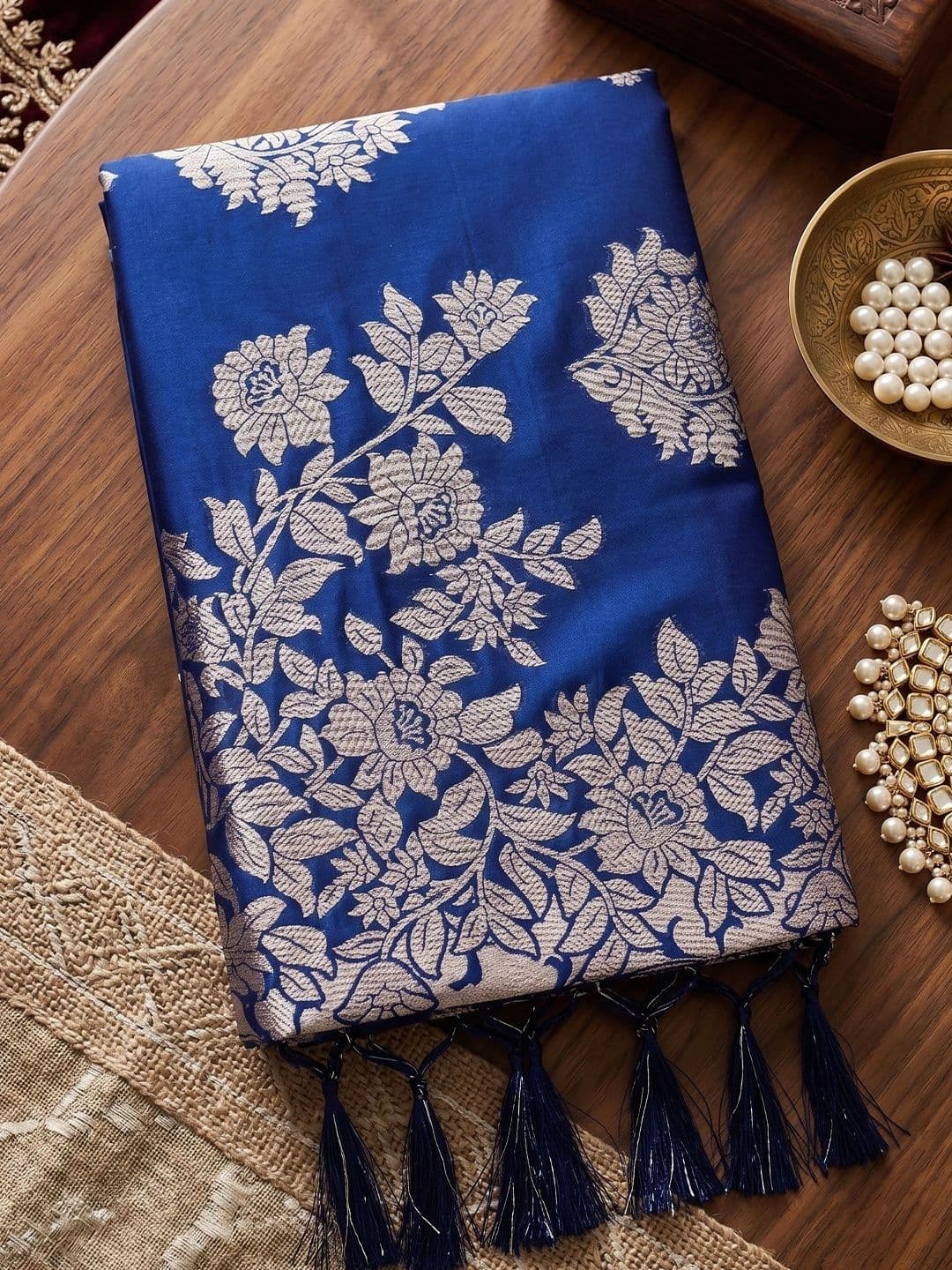 Mitera Woven Design Zari Silk Blend Banarasi Saree thumbnail 3