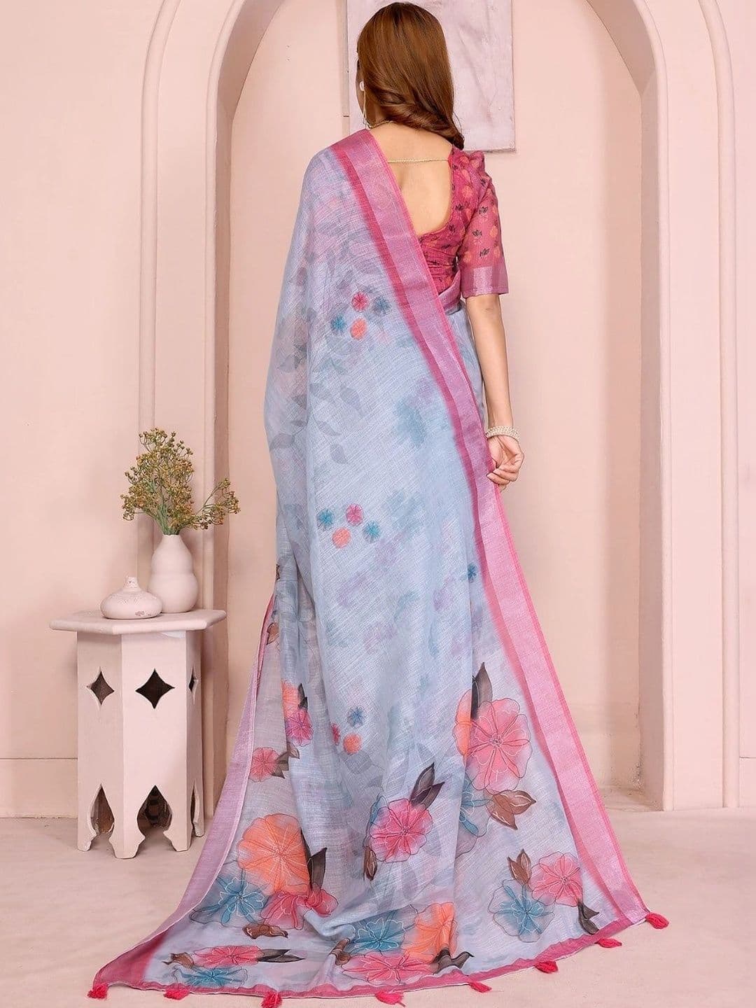 Kesarii Floral Linen Blend Saree thumbnail 4