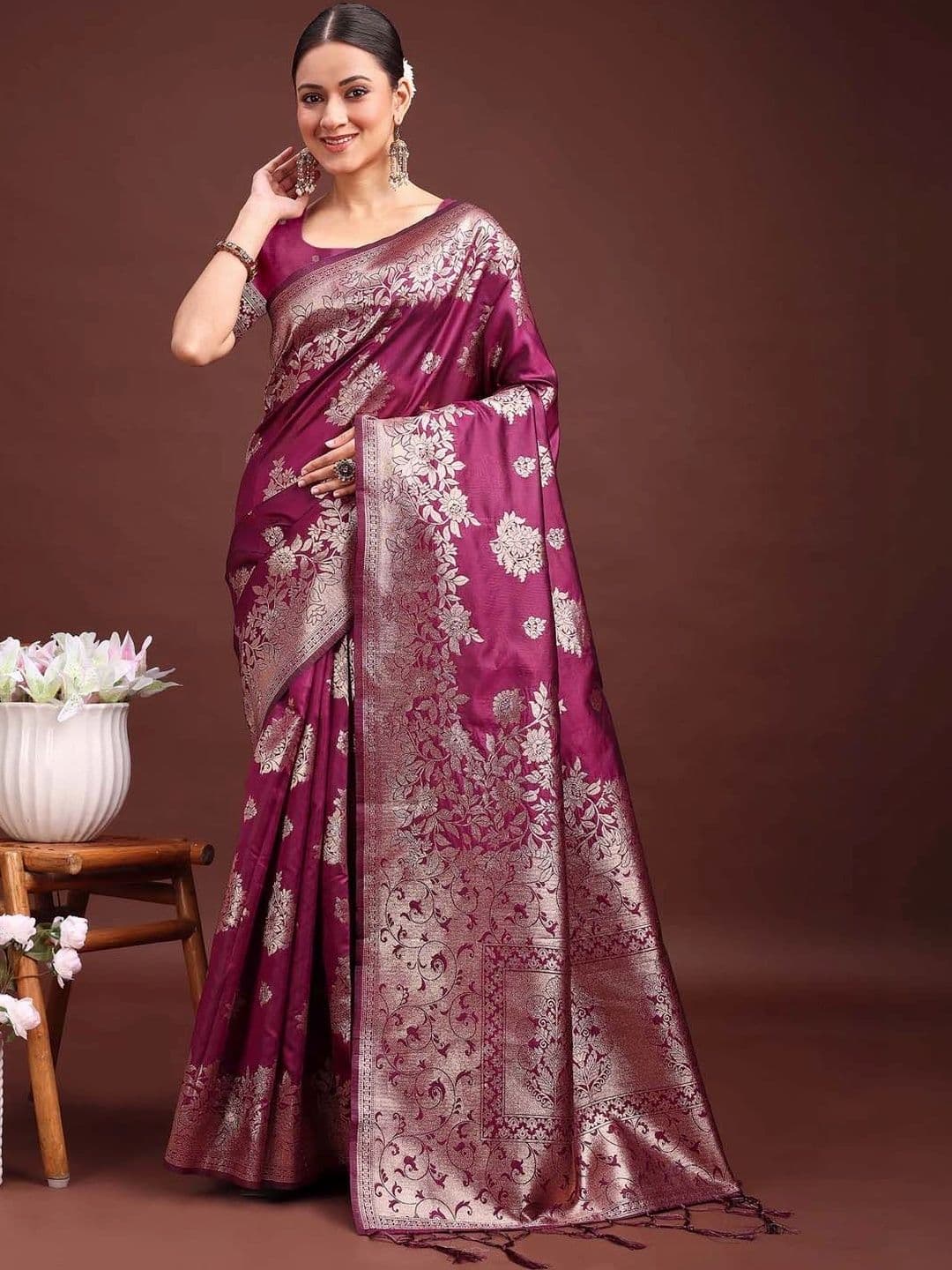 Mitera Woven Design Zari Silk Blend Banarasi Saree thumbnail 4