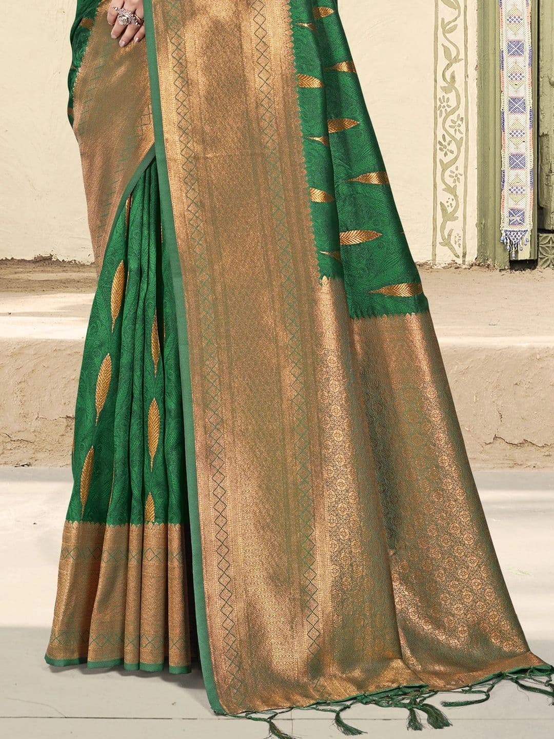 Mitera Woven Design Zari Silk Blend Banarasi Saree thumbnail 2