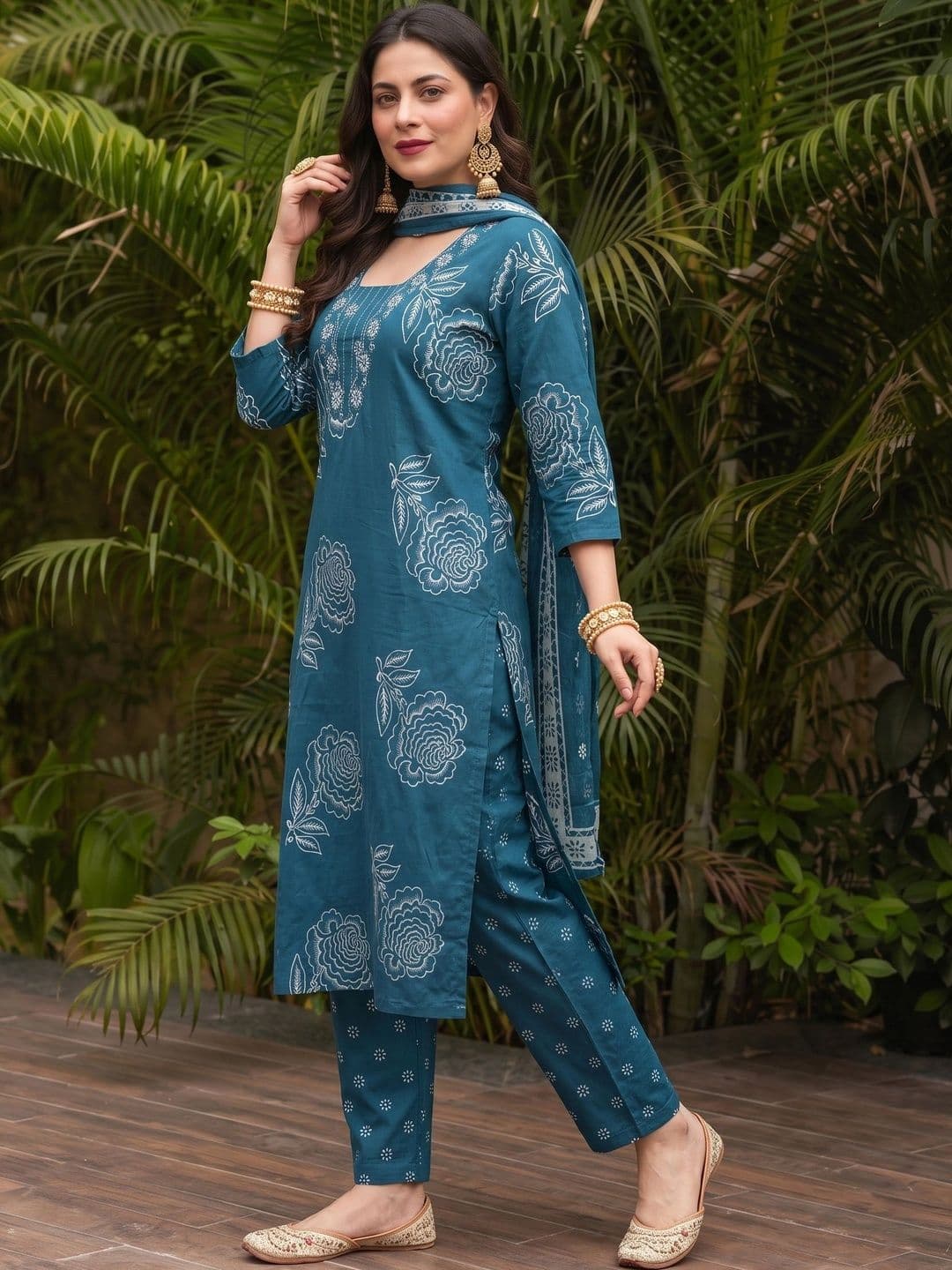 SHRI VANYA CREATION Women Floral Printed Regular Pure Cotton Kurta with Trousers & With Dupatta thumbnail 5
