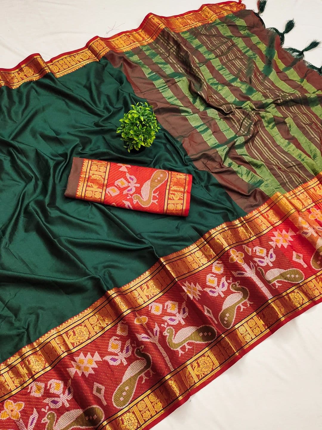 BOLOKA Zari Designer Banarasi Saree thumbnail 3