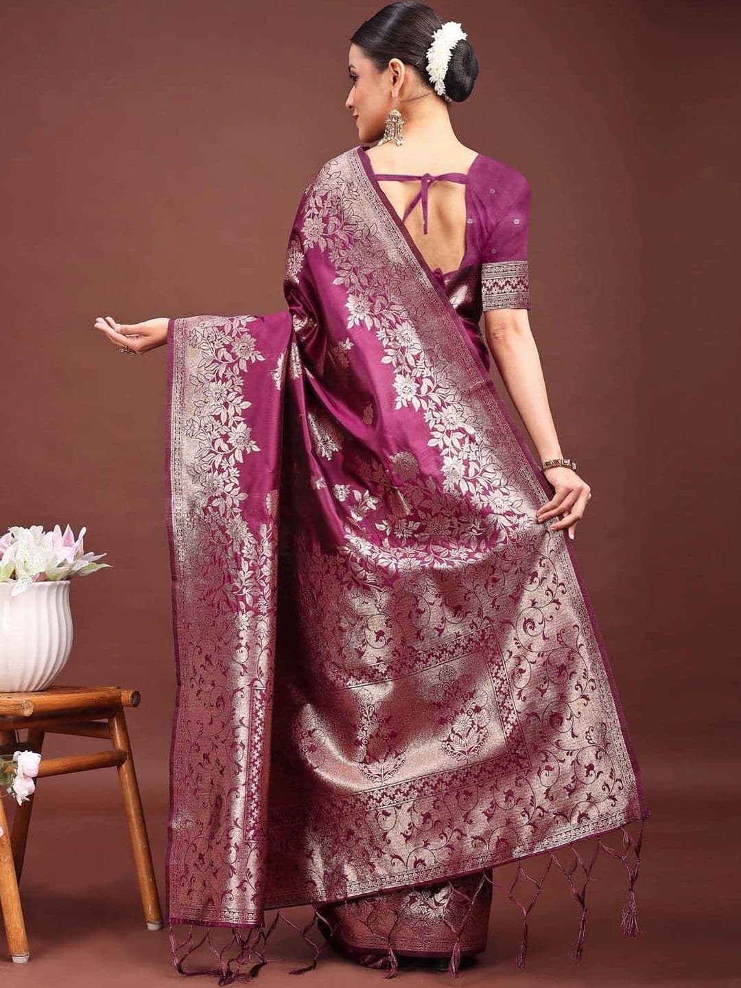 Mitera Woven Design Zari Silk Blend Banarasi Saree thumbnail 2