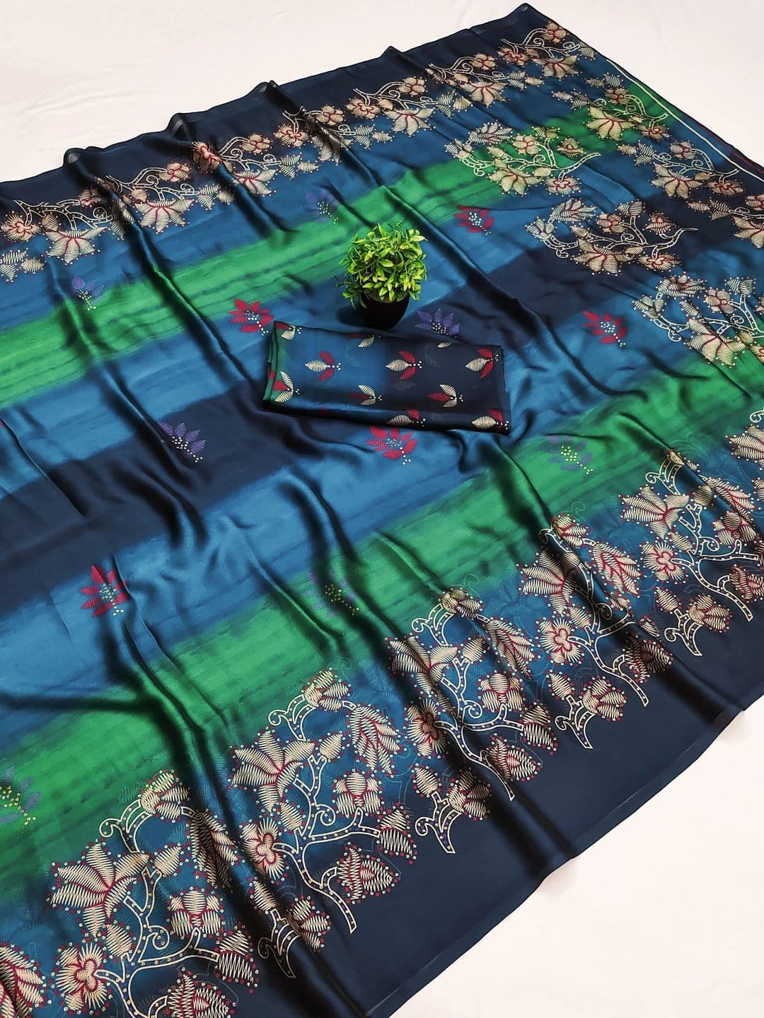 BOLOKA Floral Poly Georgette Designer Saree thumbnail 2