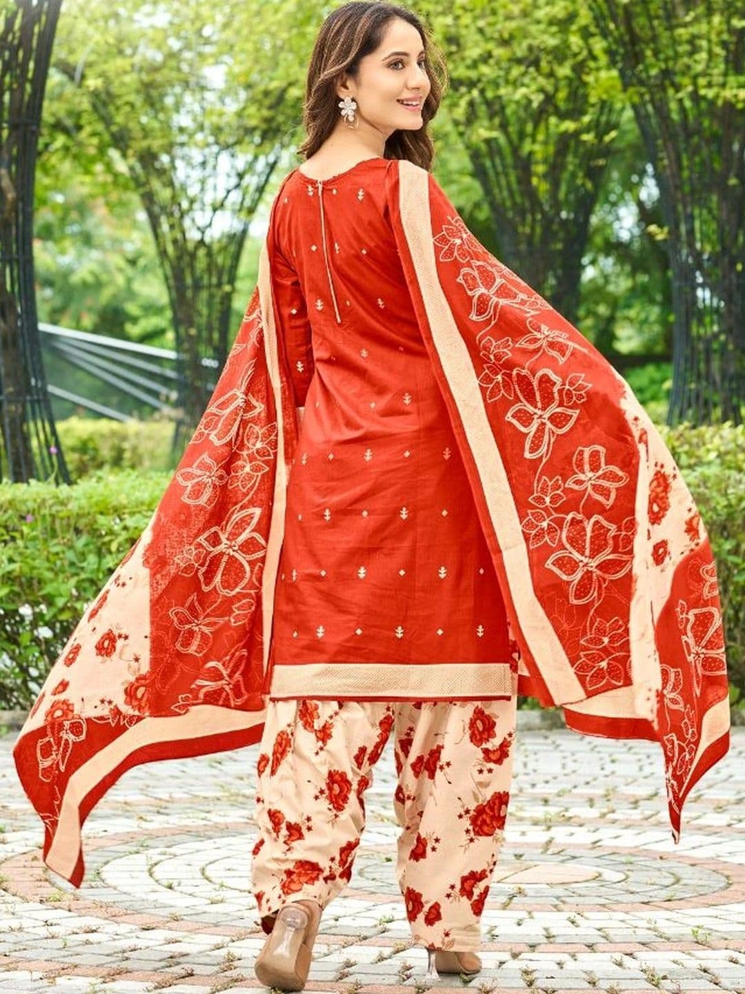 label jash Women Floral Printed Regular Pure Cotton Kurta with Patiala & With Dupatta thumbnail 5