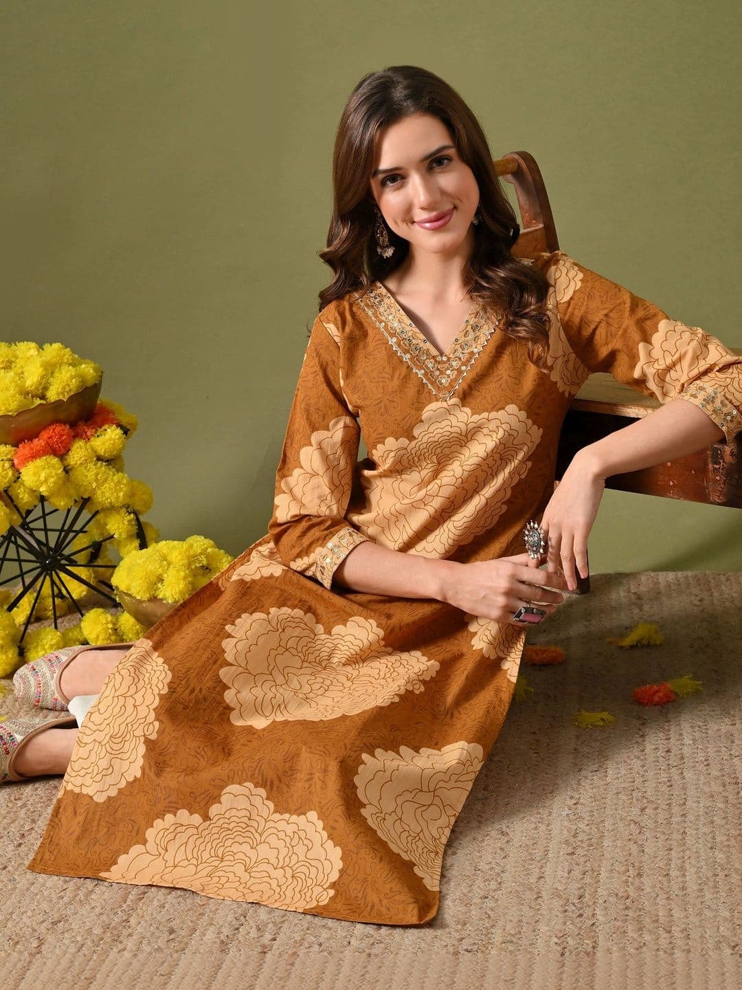 DY FAB ONLINE FASHION Women Floral Printed Sequinned Floral Kurta thumbnail 4