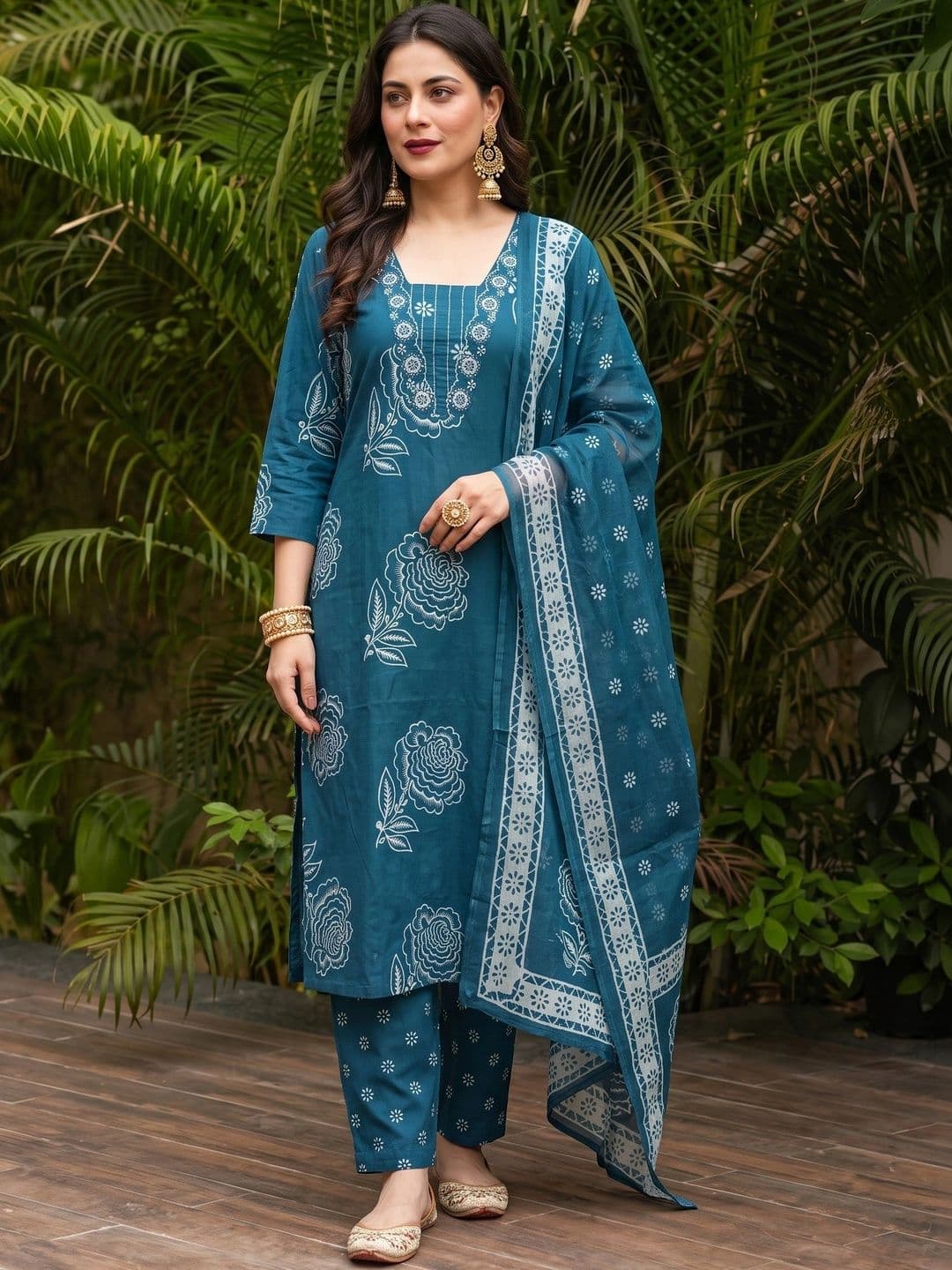 SHRI VANYA CREATION Women Floral Printed Regular Pure Cotton Kurta with Trousers & With Dupatta thumbnail 2
