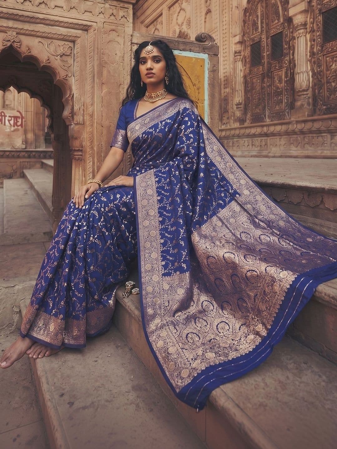 Mitera Woven Design Zari Silk Blend Banarasi Saree thumbnail 4