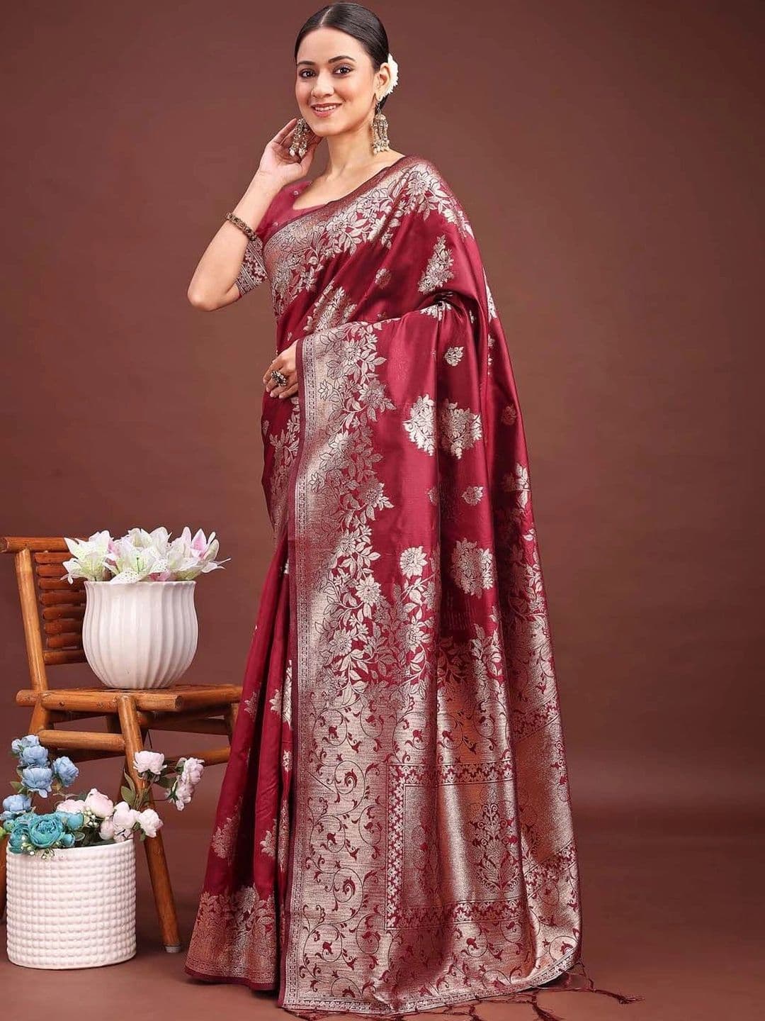 Mitera Woven Design Zari Silk Blend Banarasi Saree thumbnail 5
