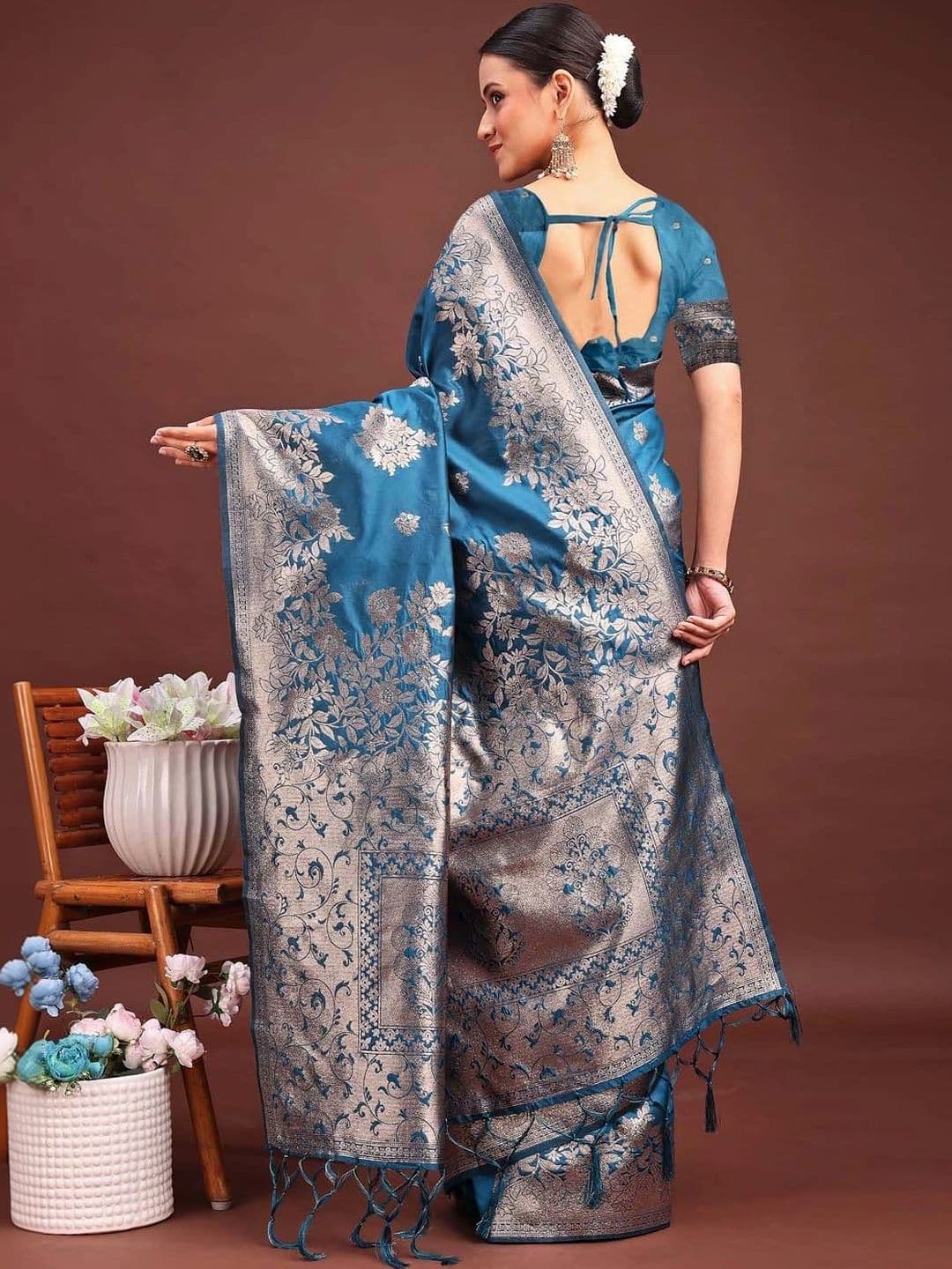 Mitera Woven Design Zari Silk Blend Banarasi Saree thumbnail 2