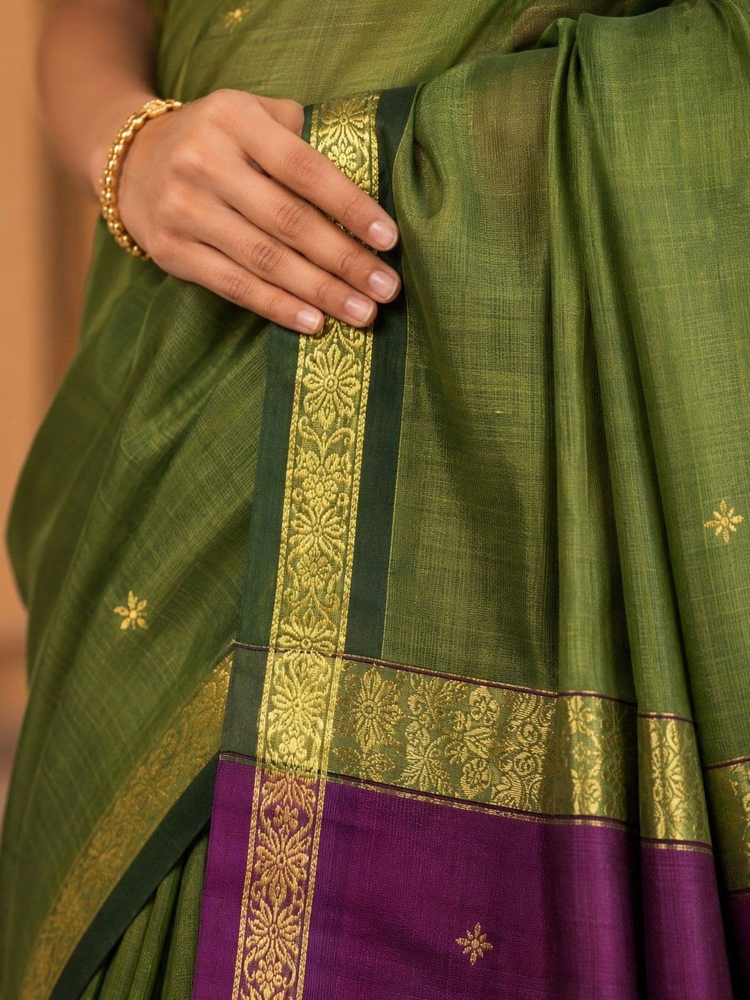 Saatika Women Cotton Solid Zari Saree with Blouse Piece thumbnail 3