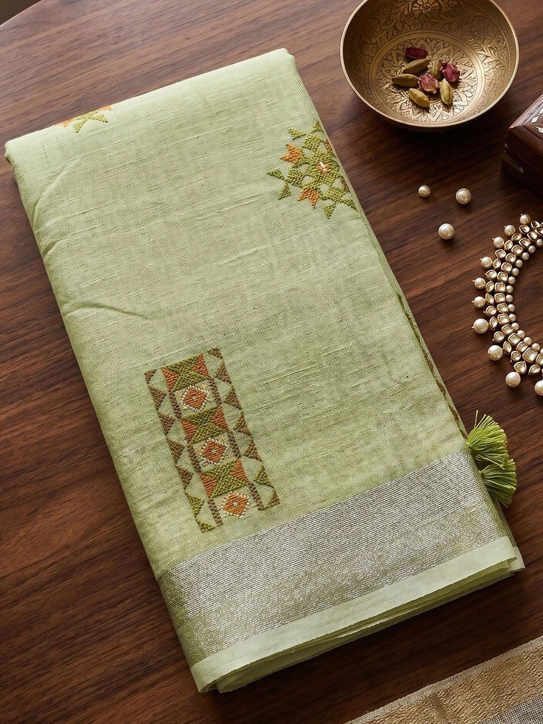 Mitera Woven Design Embroidered Linen Blend Saree thumbnail 5