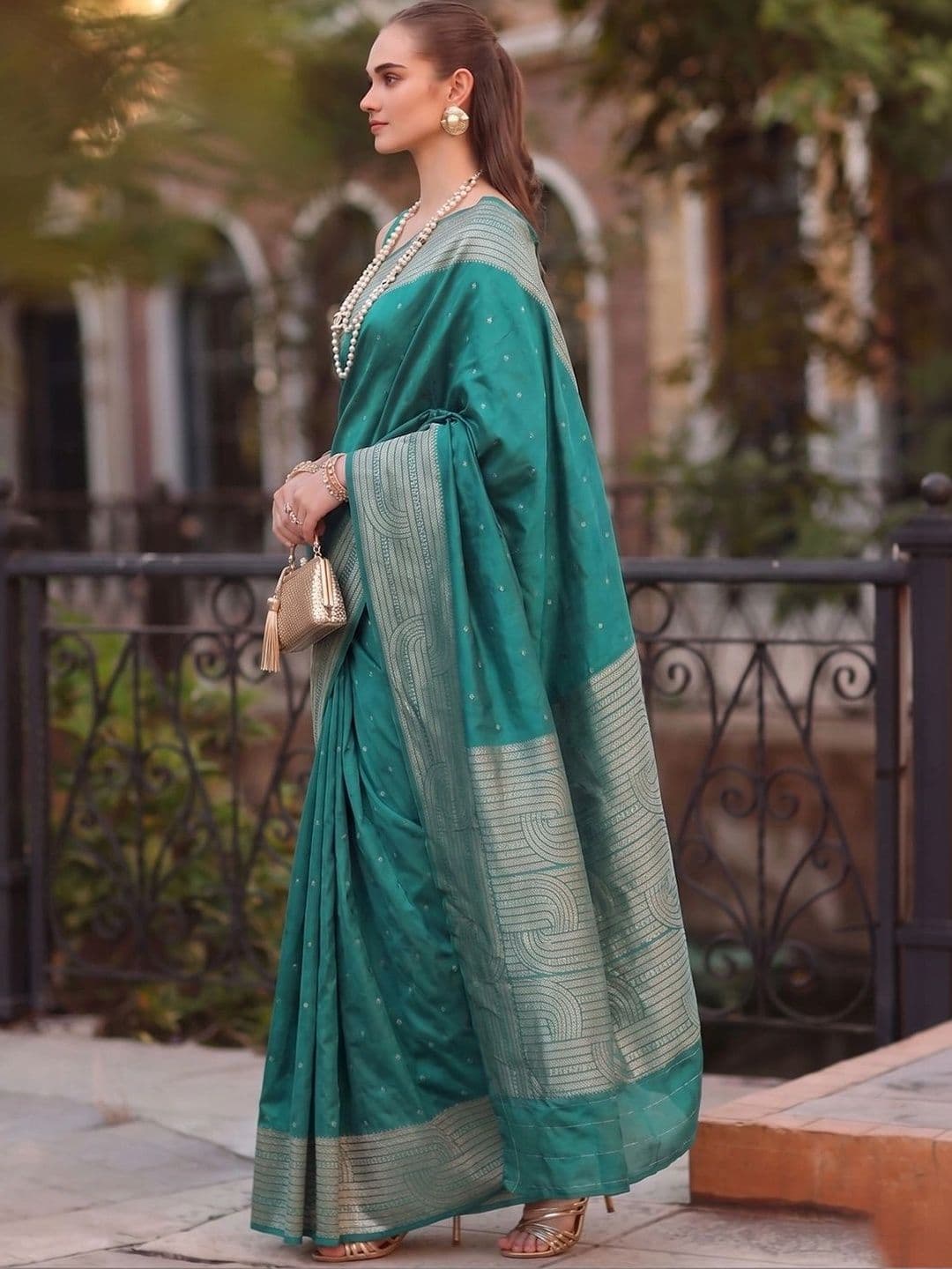 Mitera Woven Design Zari Silk Blend Banarasi Saree thumbnail 3
