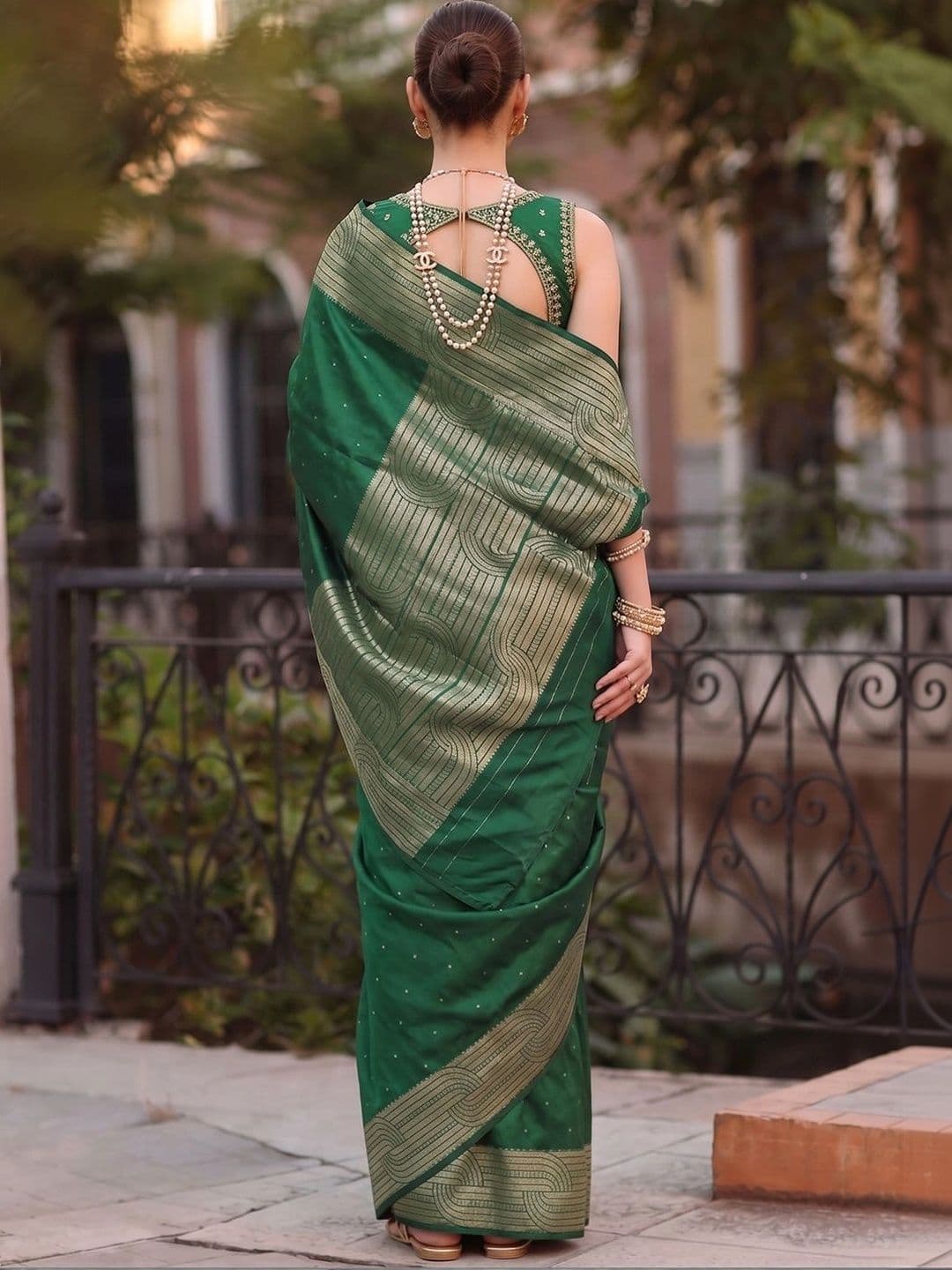 Mitera Woven Design Zari Silk Blend Banarasi Saree thumbnail 4