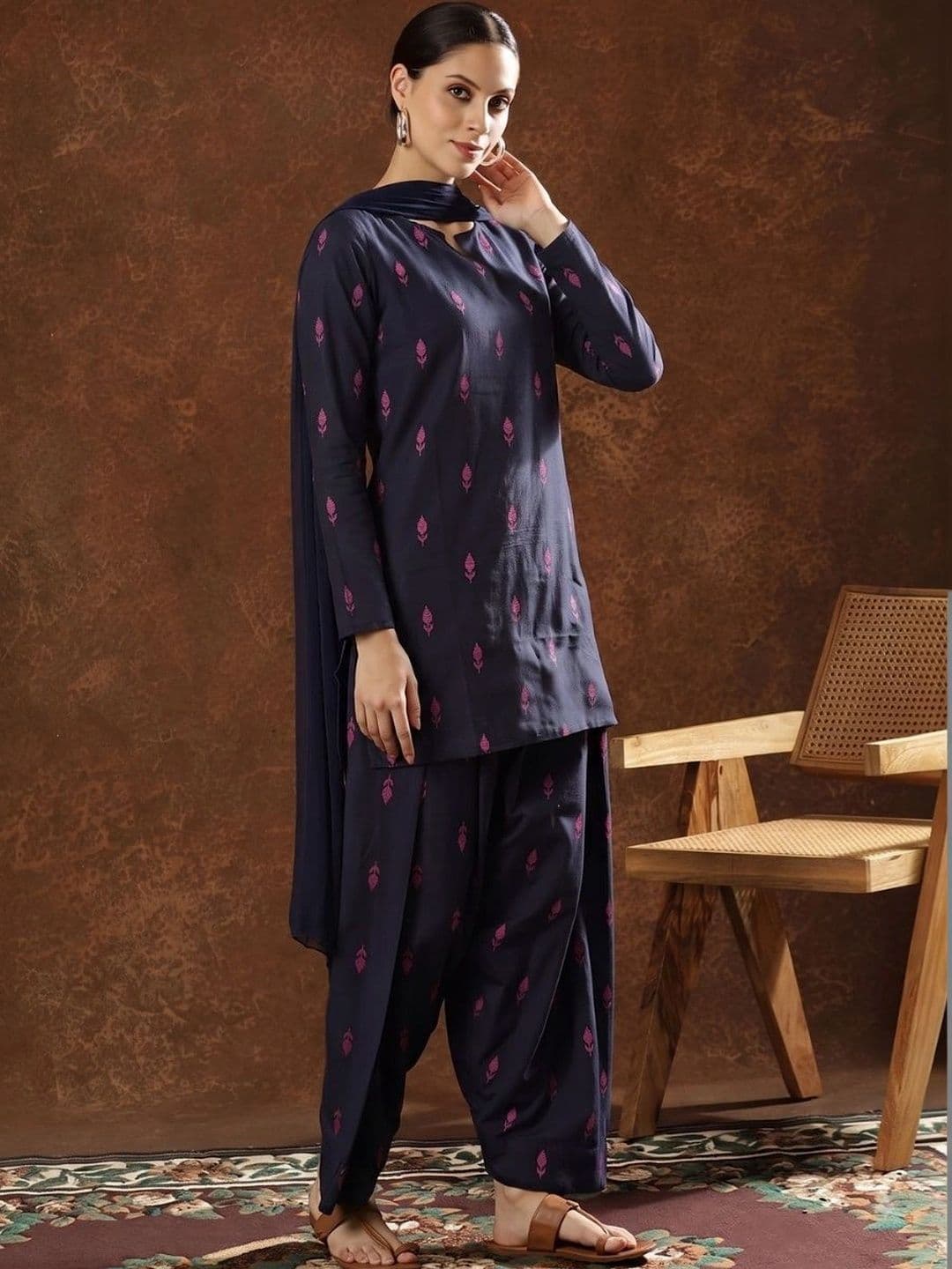 kipek Women Ethnic Motifs Printed Regular Pure Cotton Kurta with Patiala & With Dupatta thumbnail 2