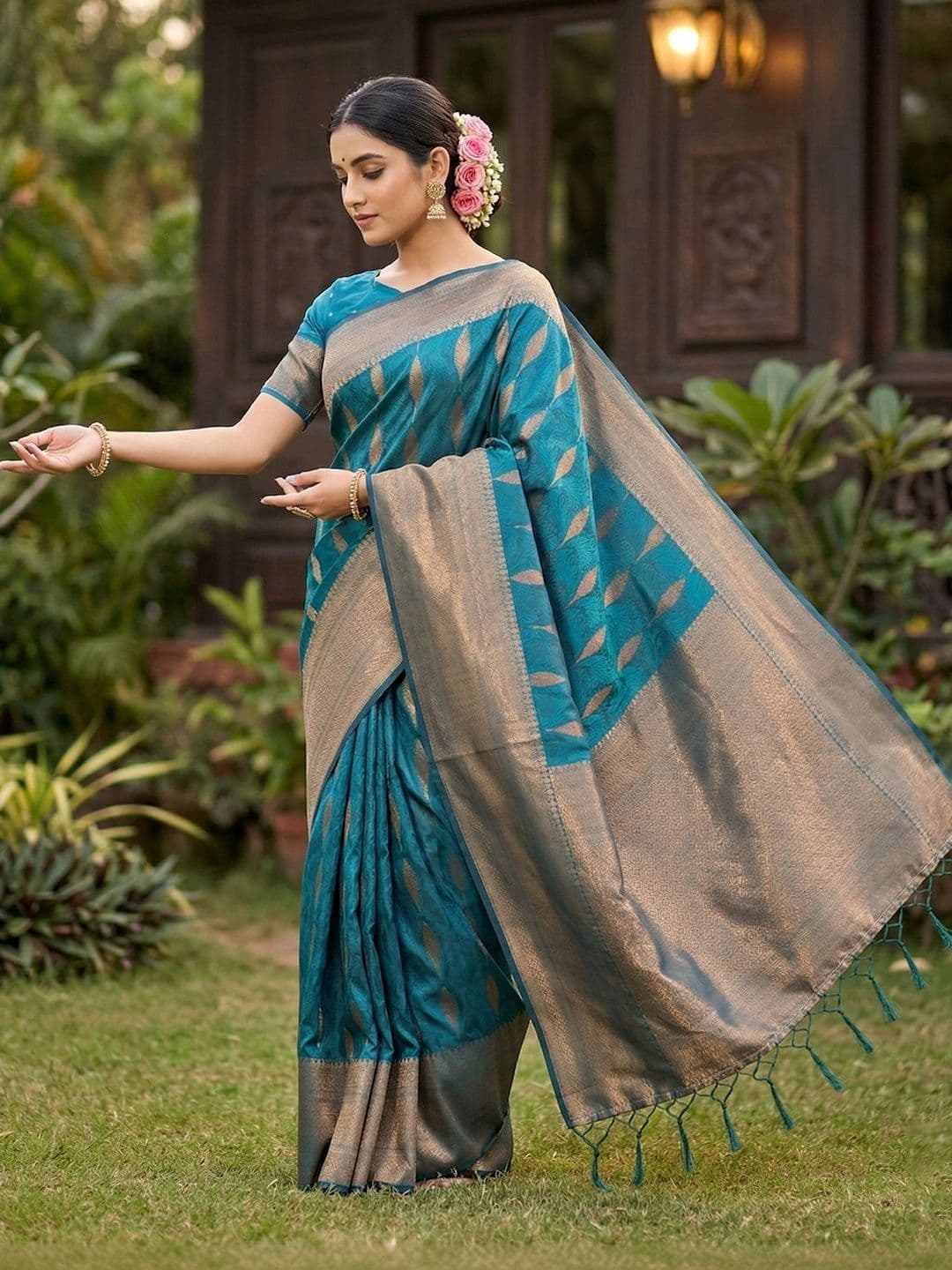 Mitera Woven Design Zari Silk Blend Banarasi Saree thumbnail 2