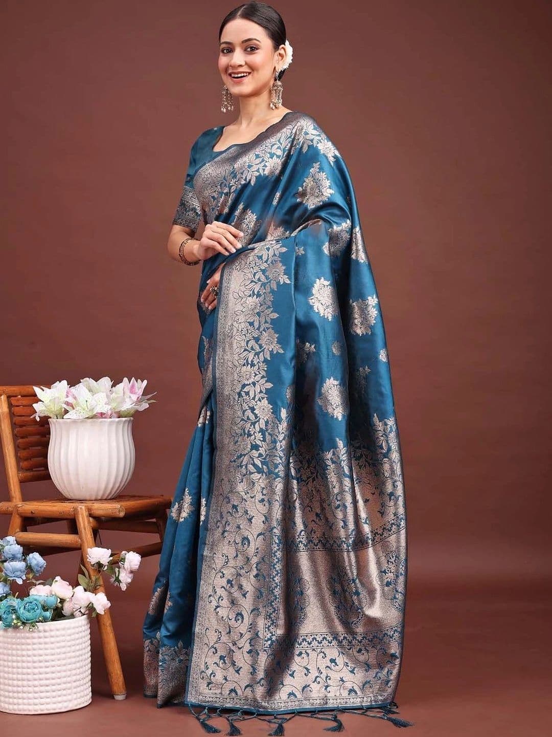 Mitera Woven Design Zari Silk Blend Banarasi Saree thumbnail 3