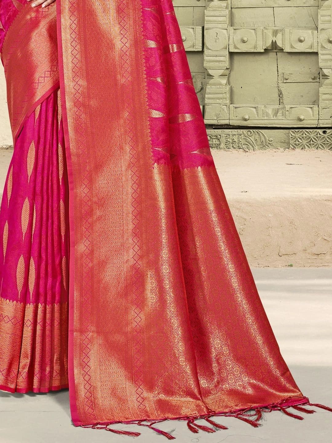 Mitera Woven Design Zari Silk Blend Banarasi Saree thumbnail 2