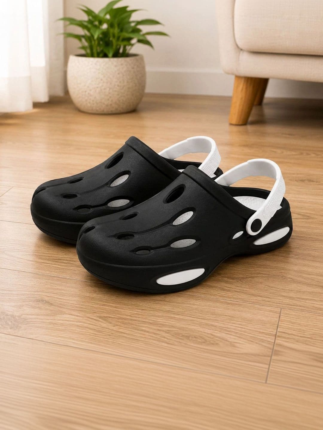 NEW ORANIE WOLVESDEN Women Round-Toe Slip-On Clogs thumbnail 4