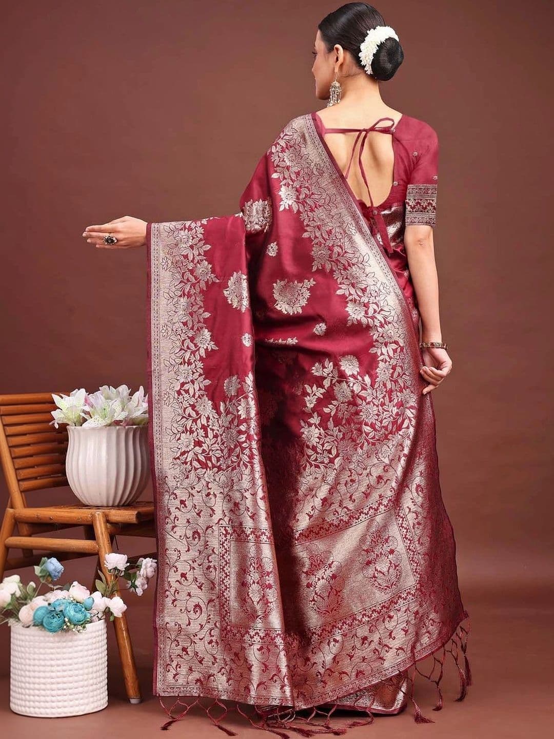 Mitera Woven Design Zari Silk Blend Banarasi Saree thumbnail 3
