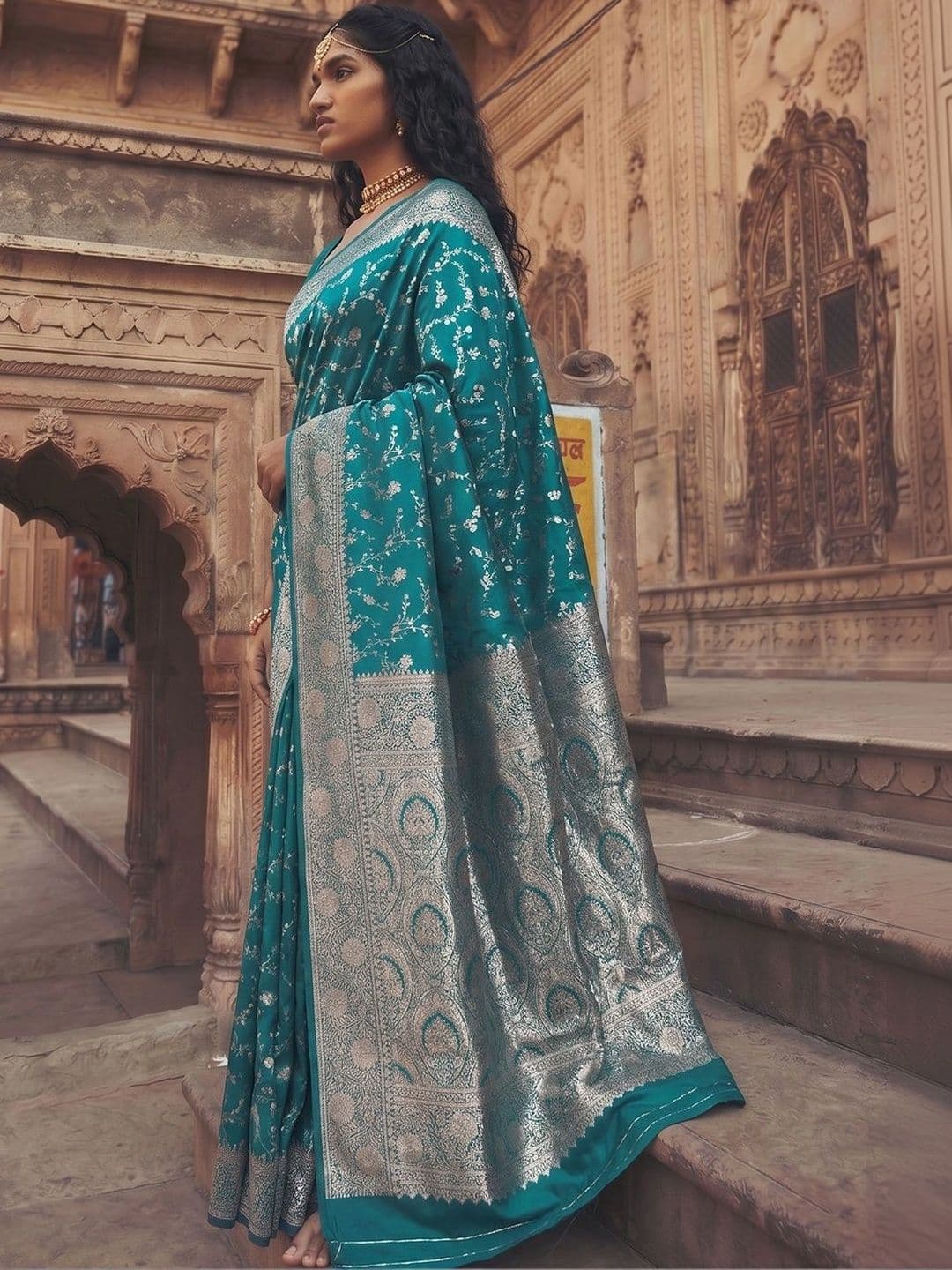 Mitera Woven Design Zari Silk Blend Banarasi Saree thumbnail 4