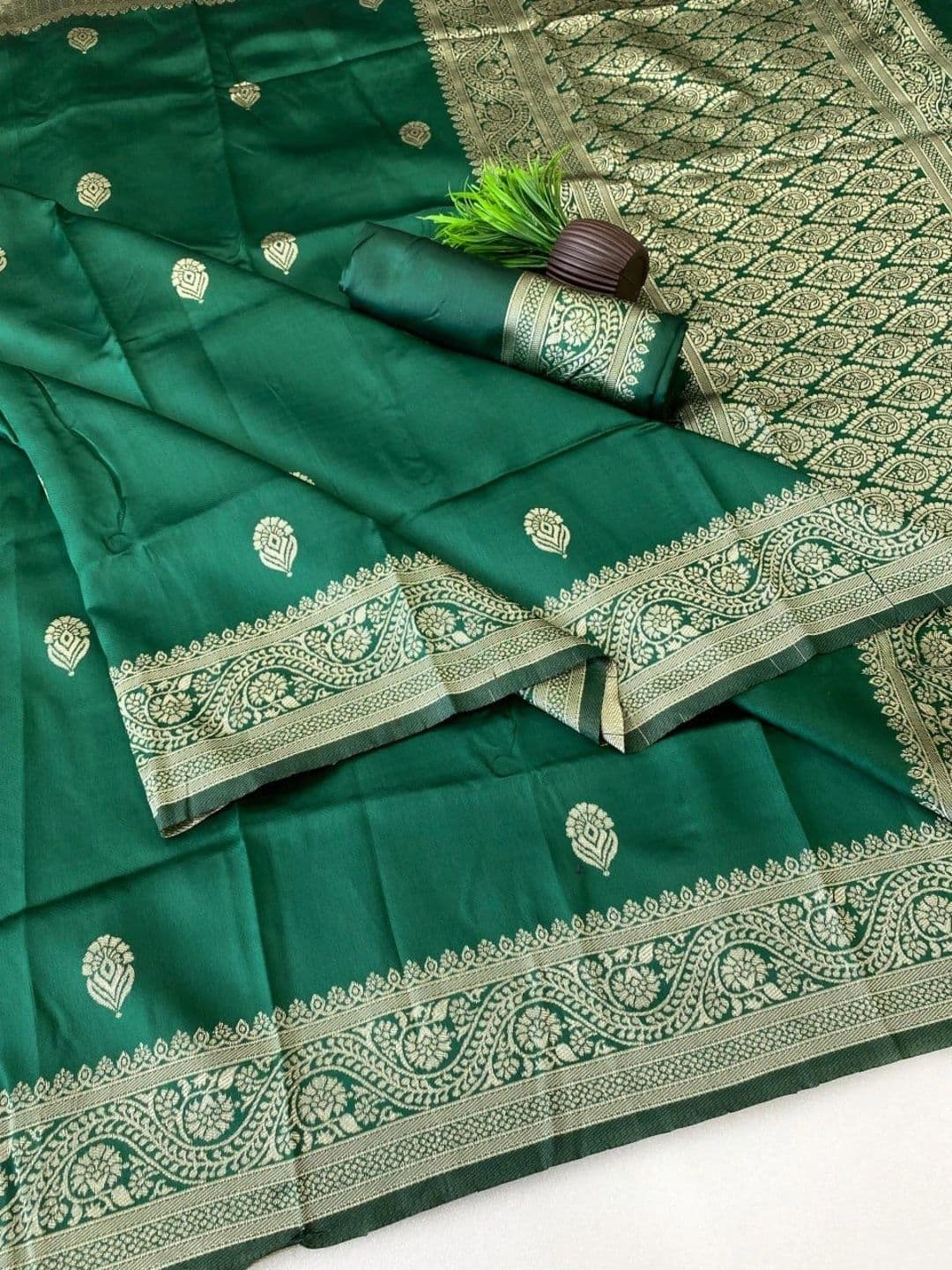Tapasvi Clothing Zari Art Silk Banarasi Saree thumbnail 5