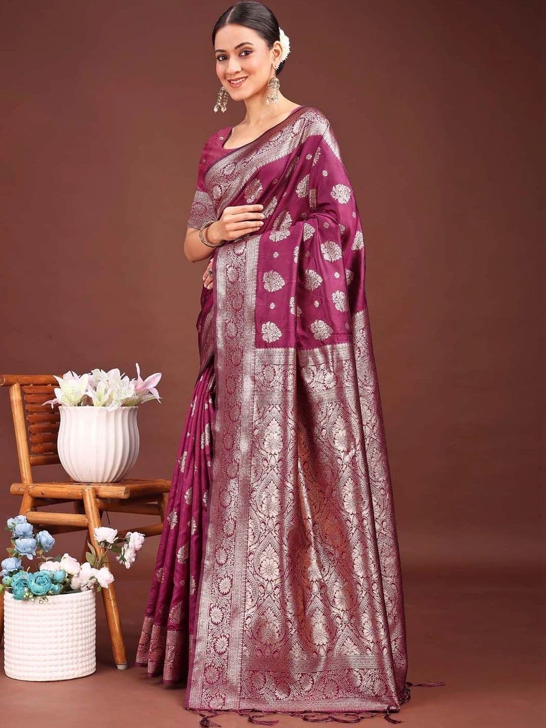 Mitera Paisley Zari Silk Blend Banarasi Saree thumbnail 5
