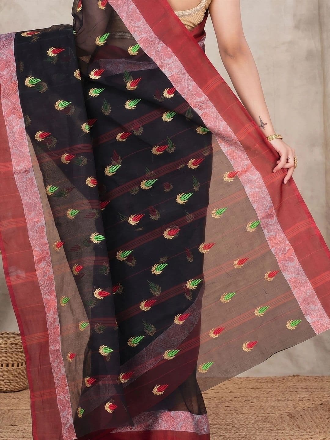 GitAsit Woven Design Embroidered Pure Cotton Handloom Taant Saree thumbnail 2