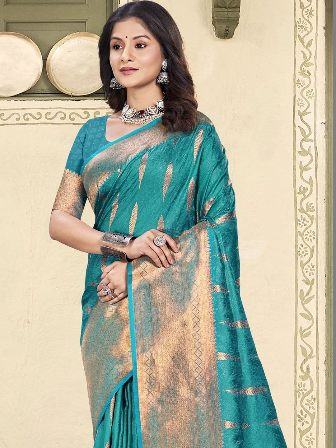 Mitera Woven Design Zari Silk Blend Banarasi Saree thumbnail 3
