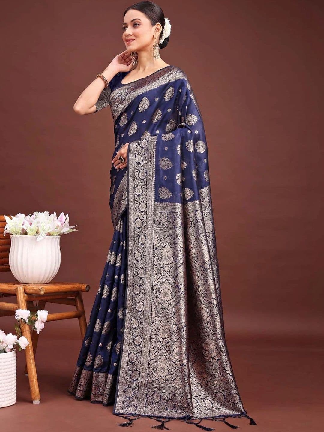 Mitera Woven Design Zari Silk Blend Banarasi Saree thumbnail 3