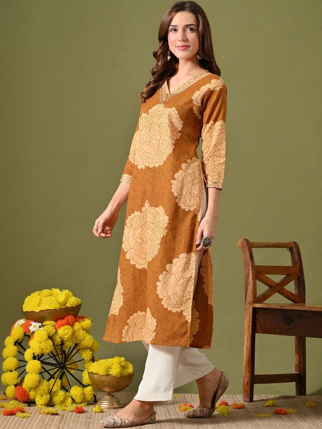 DY FAB ONLINE FASHION Women Floral Printed Sequinned Floral Kurta thumbnail 7