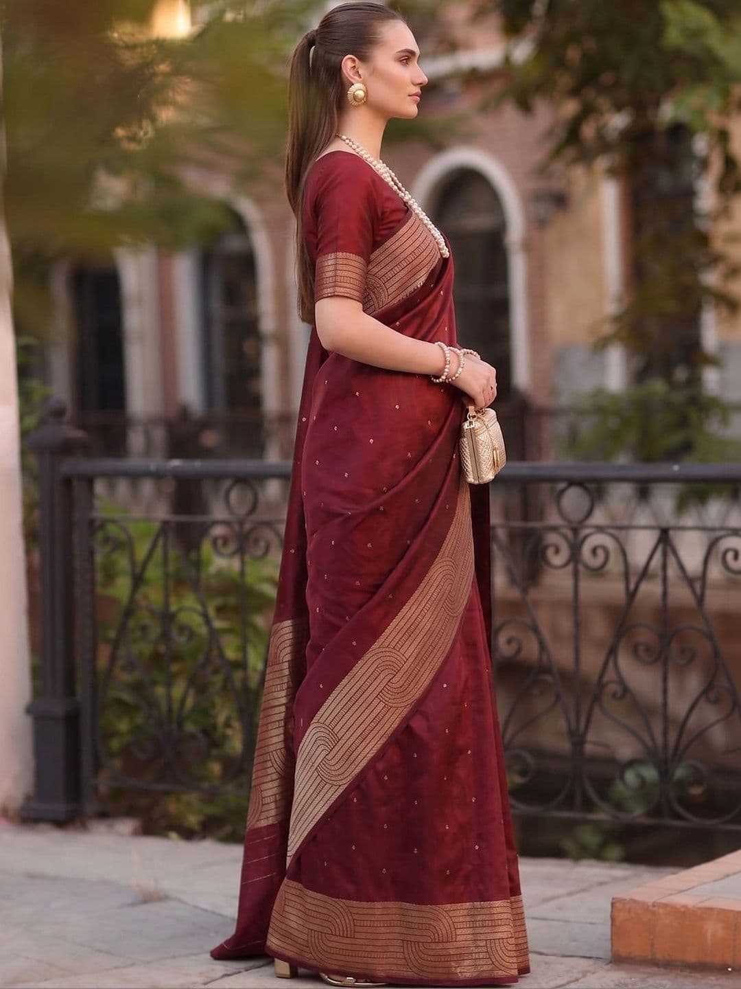 Mitera Woven Design Zari Silk Blend Banarasi Saree thumbnail 4