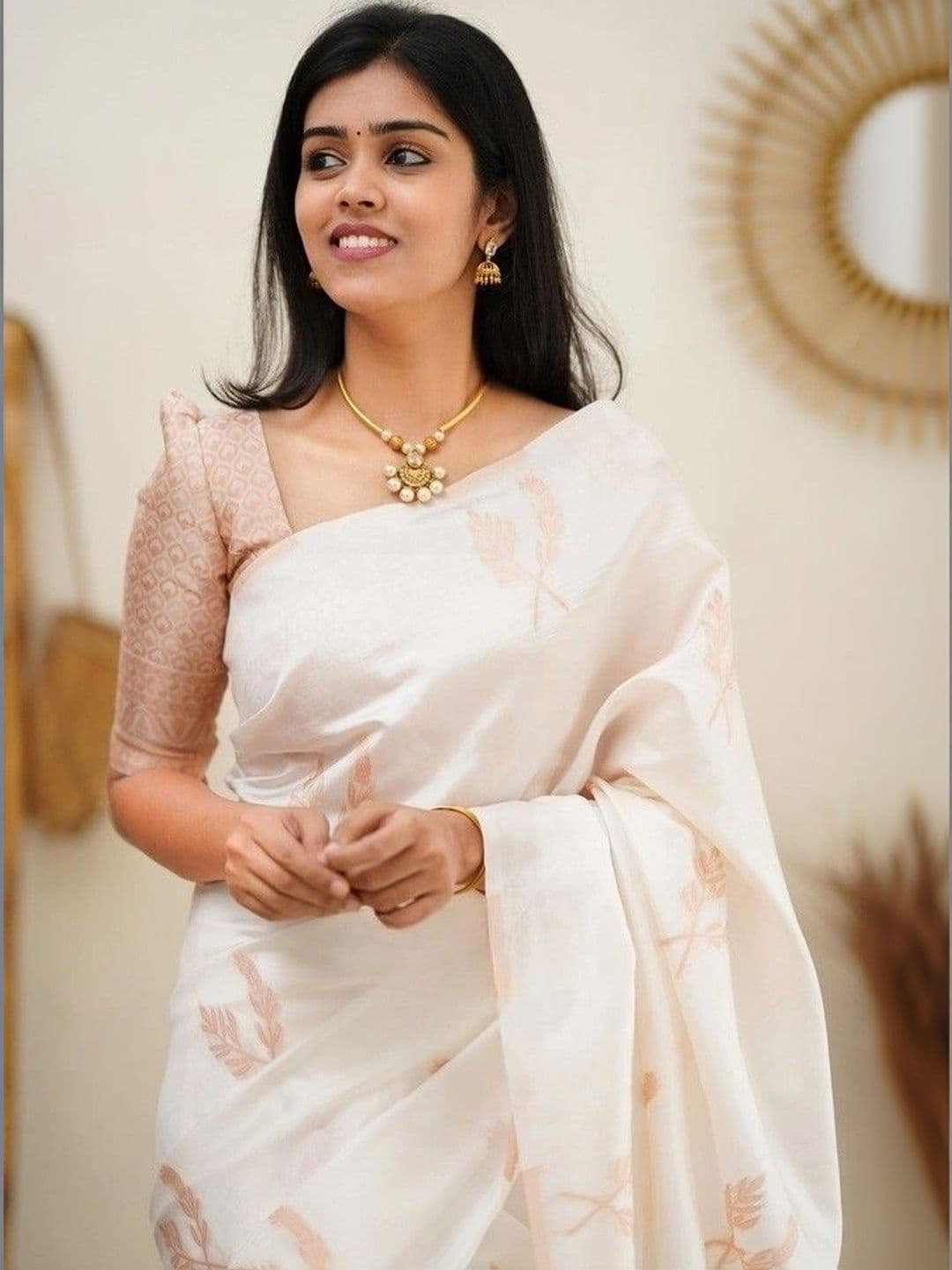 Sangria Woven Design Zari Silk Blend Designer Banarasi Saree thumbnail 4