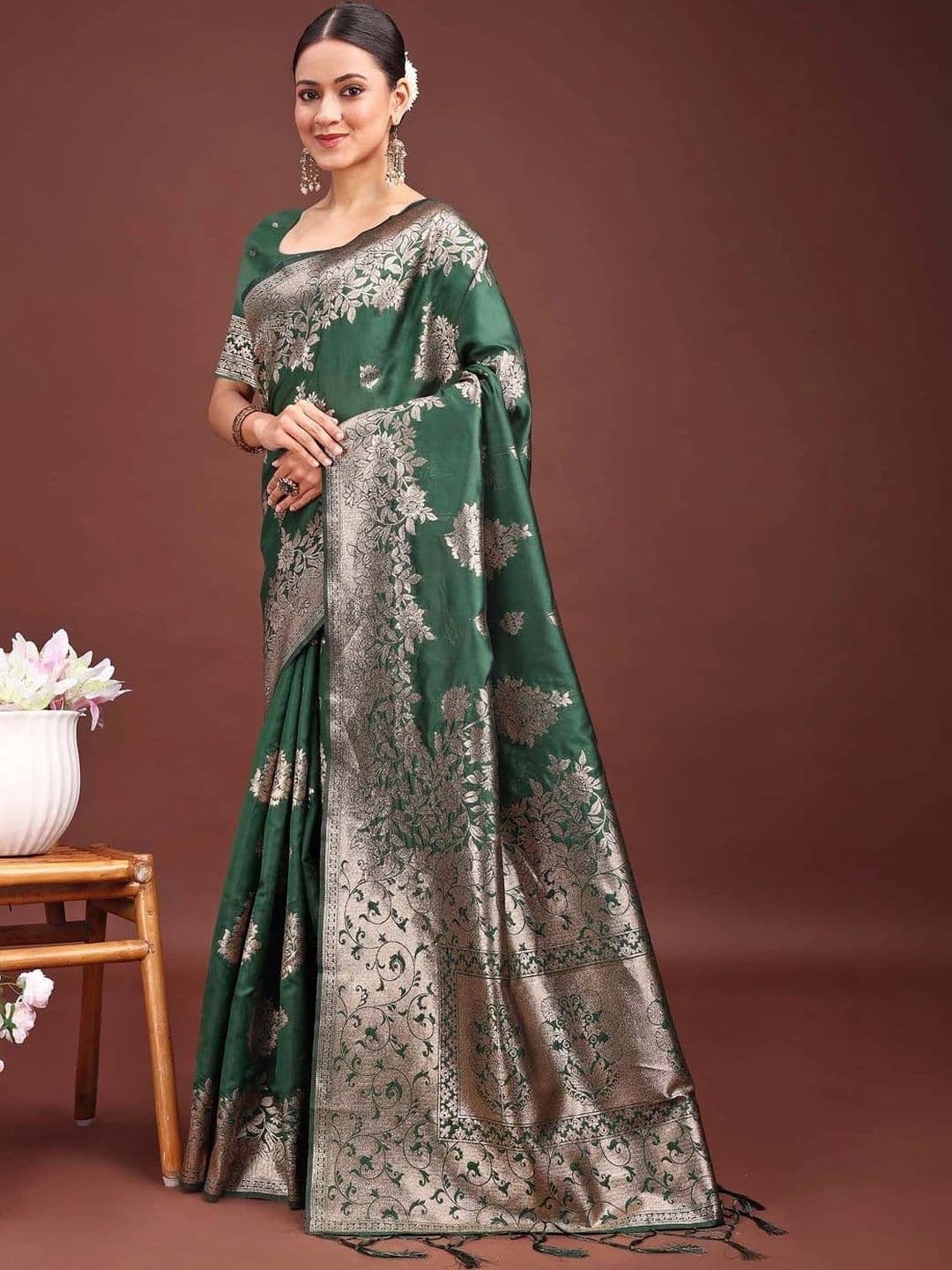 Mitera Woven Design Zari Silk Blend Banarasi Saree thumbnail 3