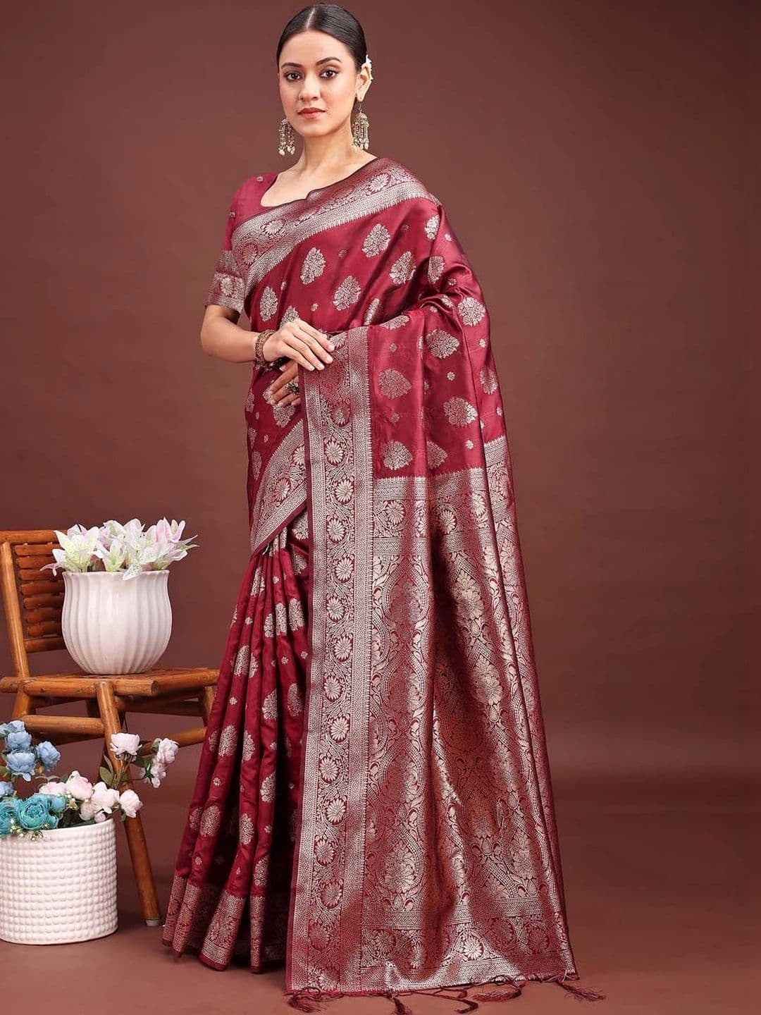 Mitera Woven Design Zari Silk Blend Banarasi Saree thumbnail 4