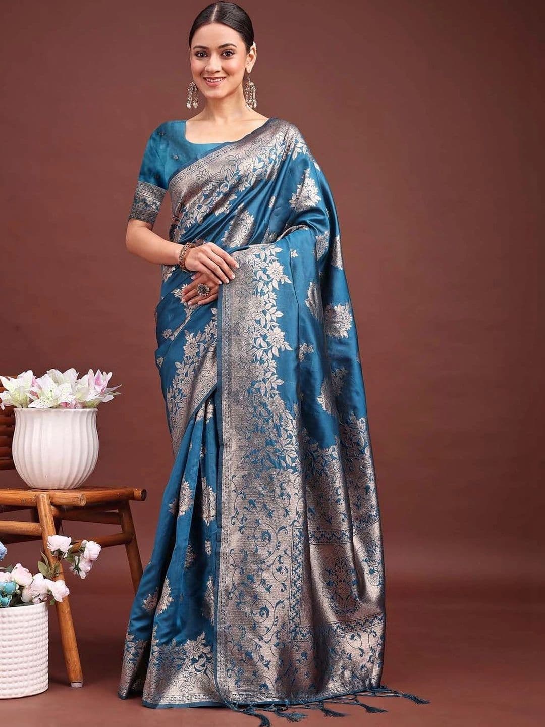 Mitera Woven Design Zari Silk Blend Banarasi Saree thumbnail 6